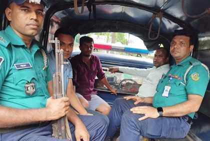 চট্টগ্রামে ট্রেনের টিকিট কালোবাজারি, আনসারসহ গ্রেফতার ৩