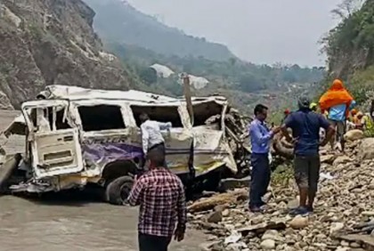 ভারতে গিরিখাতে বাস, নিহত ১৪ 