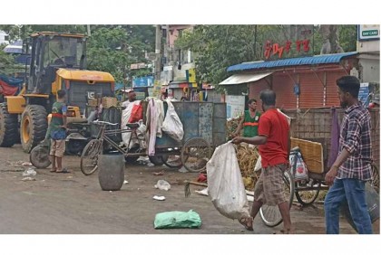 পশুর বর্জ্য অপসারণে মাঠে পরিচ্ছন্নতা কর্মীরা