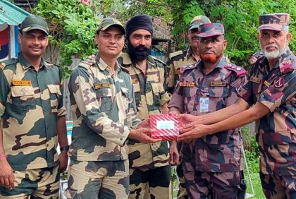 হিলি সীমান্তে বিজিবি-বিএসএফের মিষ্টি বিনিময়