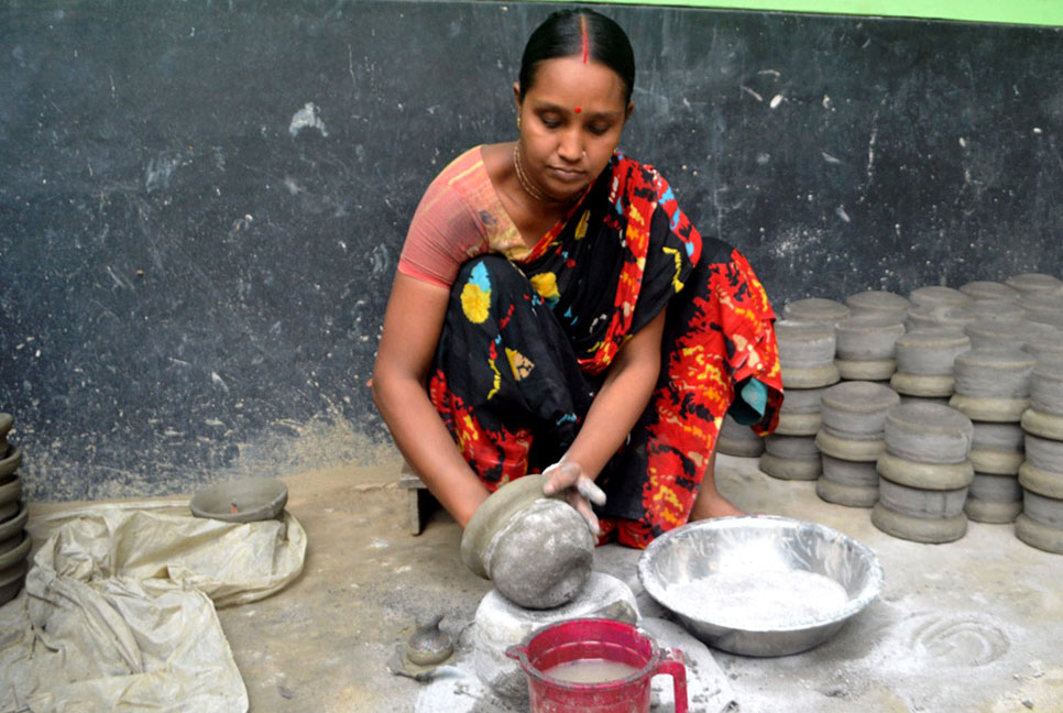 নওগাঁয় হারিয়ে যাচ্ছে মৃৎশিল্প