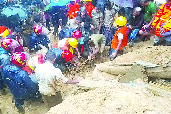পাহাড় ধসে নিহত ১০