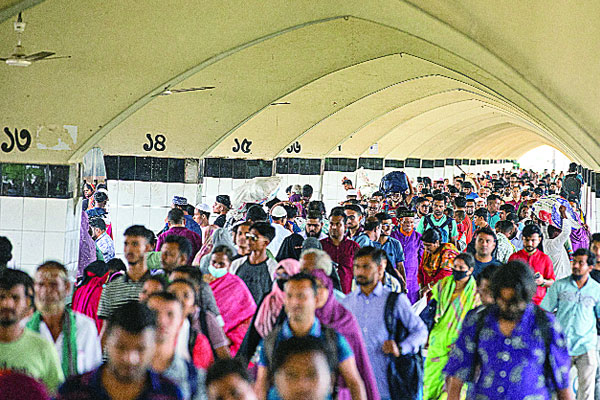 ঈদের ছুটি শেষে ফিরছেন মানুষ