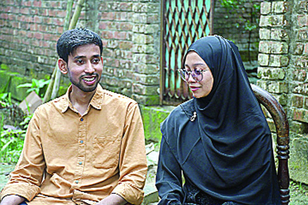 ইন্দোনেশিয়ার তরুণী জয়পুরহাটে  এলেন প্রেমের টানে