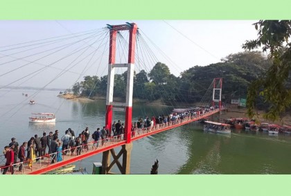 রাঙামাটি পর্যটক কেন্দ্রে স্থানীয়দের ভীড়, হতাশ হোটেল ব্যবসায়ীরা