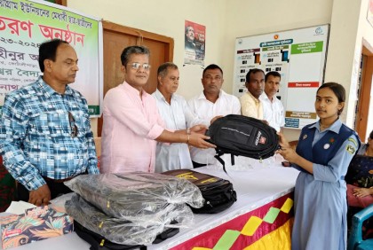 
গোপালগঞ্জের কোটালীপাড়ায় স্কুল ব্যাগ ও স্প্রে মেশিন বিতরণ 