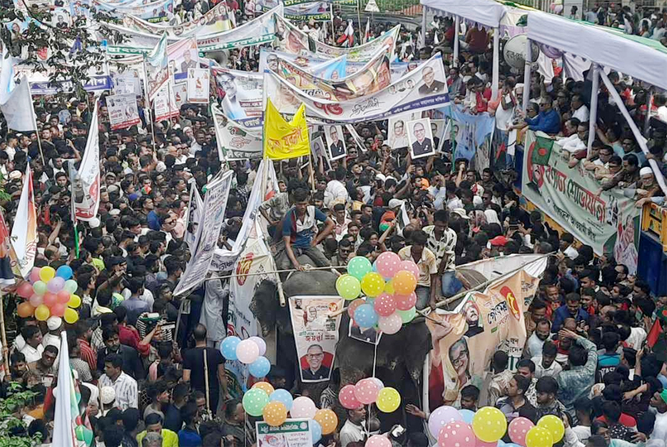 ‘হাতি’ নিয়ে আওয়ামী লীগের প্রতিষ্ঠাবার্ষিকীর শোভাযাত্রায় নেতাকর্মীরা 

