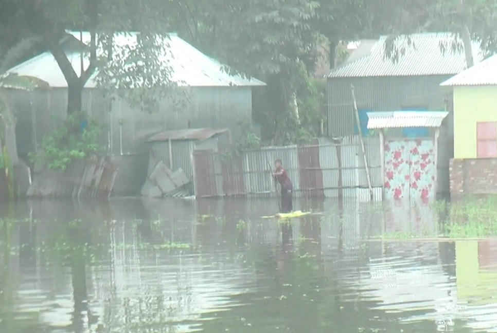 কুড়িগ্রামে নদীর পানি কমতে শুরু করলেও বন্যা পরিস্থিতি অপরিবর্তিত