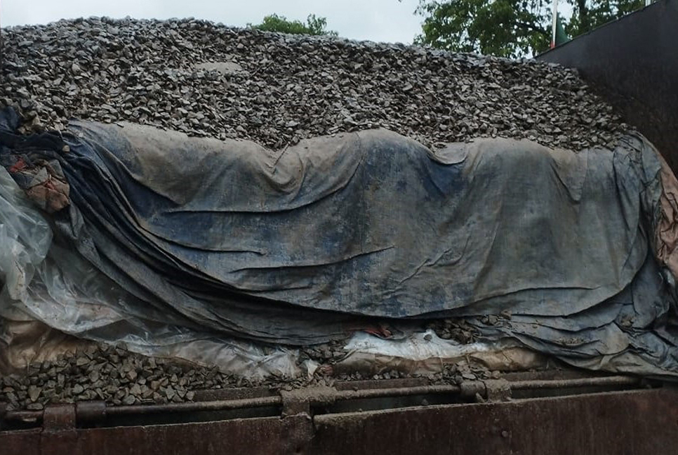 সিলেটে ফের ‘পাথরচাপা’ চিনির চালান আটক