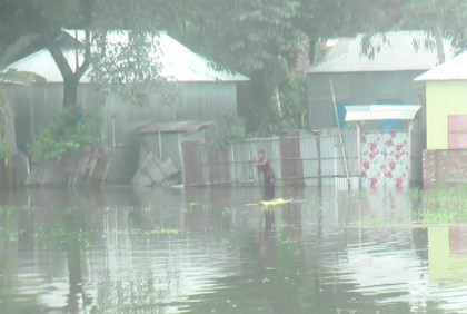 কুড়িগ্রামে নদীর পানি কমতে শুরু করলেও বন্যা পরিস্থিতি অপরিবর্তিত