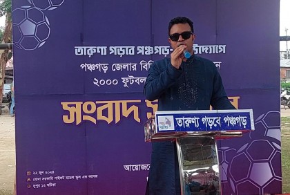 পঞ্চগড়ের শিক্ষা প্রতিষ্ঠানগুলোতে ফুটবল উপহার দিলেন ছাত্রলীগ সভাপতি
