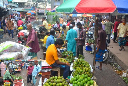 বগুড়ায় ফুটপাত দখল করে জমজমাট ব্যবসা