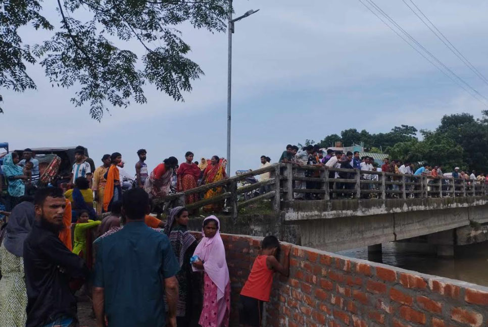 ইসলামপুরে ট্রেনের ধাক্কায় পানিতে পড়ে কিশোর নিখোঁজ