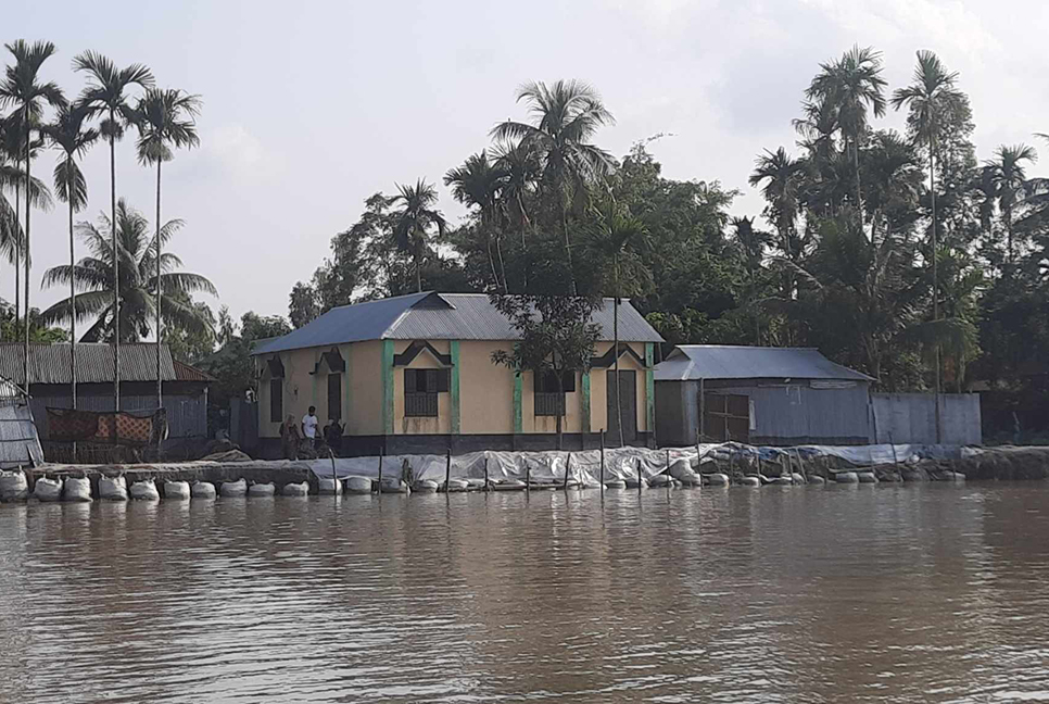 তিস্তার পানি কমছে, বেড়েছে ভাঙন আতঙ্ক

