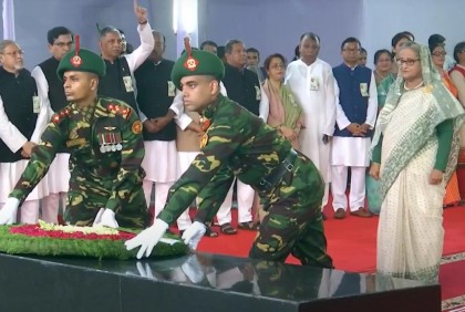 বঙ্গবন্ধুর প্রতিকৃতিতে প্রধানমন্ত্রীর শ্রদ্ধা