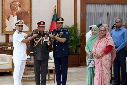 সেনাপ্রধানকে জেনারেল র‌্যাংক ব্যাজ পরানো হয়েছে


