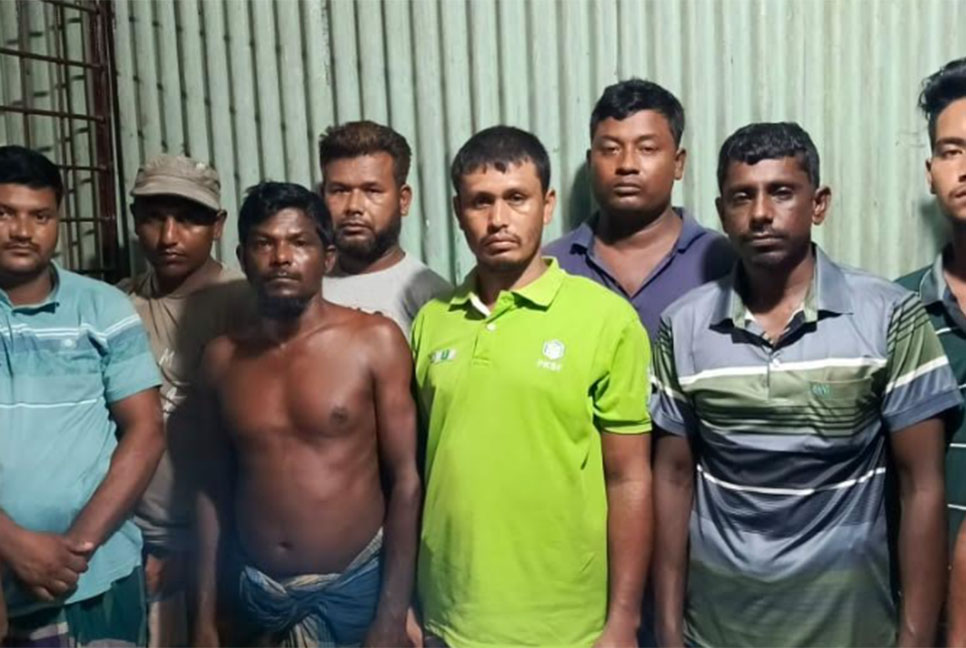 চাঁদপুরের মেঘনায় বাল্কহেডে অভিযান, গ্রেফতার ২৩