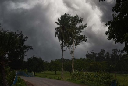 দুপুরের মধ্যে চট্টগ্রাম এবং কক্সবাজার অঞ্চলের ওপর দিয়ে ঝড়ের আভাস 