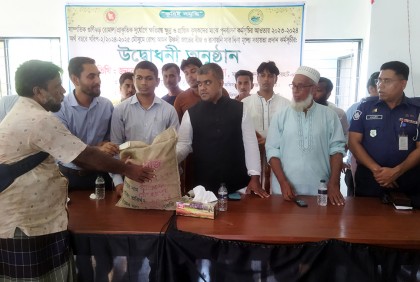 ঘূর্ণিঝড়ে ক্ষতিগ্রস্ত কৃষকদের মাঝে বিনামূল্যে ধানের বীজ বিতরণ