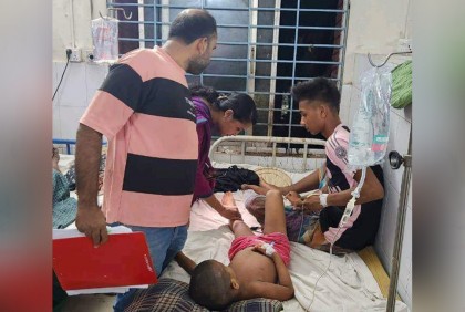 ভাইবোনকে কামড়, সাপ নিয়ে হাসপাতালে তারা