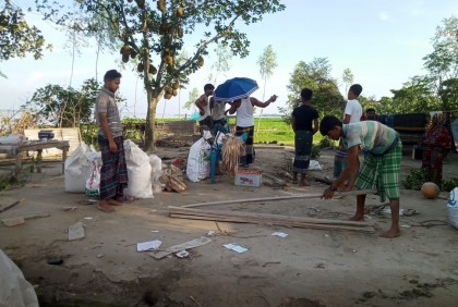 গাইবান্ধায় ভাঙন আতঙ্কে ঘরবাড়ি সরিয়ে নিচ্ছে চরবাসী