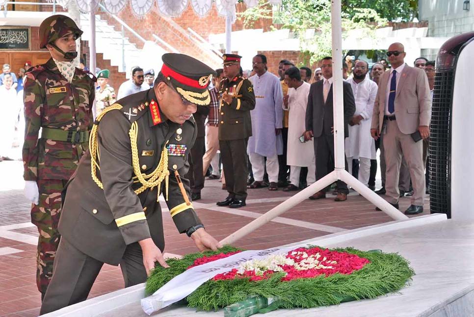 জাতির পিতার সমাধিতে পুষ্পস্তবক অর্পণ করলেন সেনাবাহিনী প্রধান

