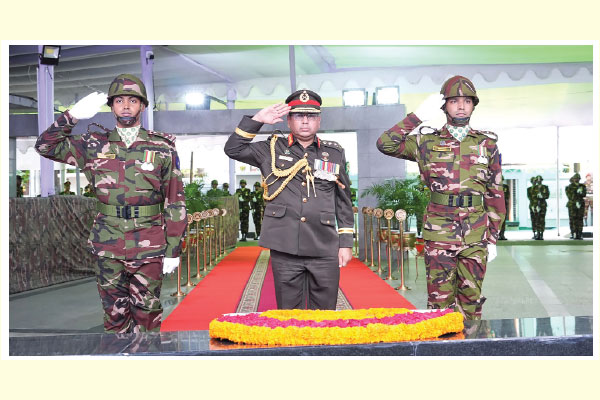 বঙ্গবন্ধুর প্রতিকৃতিতে শ্রদ্ধা জানালেন সেনাবাহিনী প্রধান