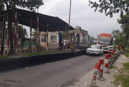 নিয়ন্ত্রণ হারিয়ে টোলপ্লাজায় ট্রাক, টোল আদায়কারী নিহত