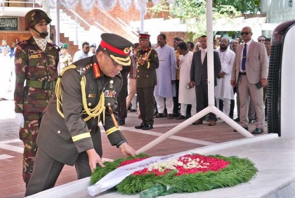 জাতির পিতার সমাধিতে পুষ্পস্তবক অর্পণ করলেন সেনাবাহিনী প্রধান

