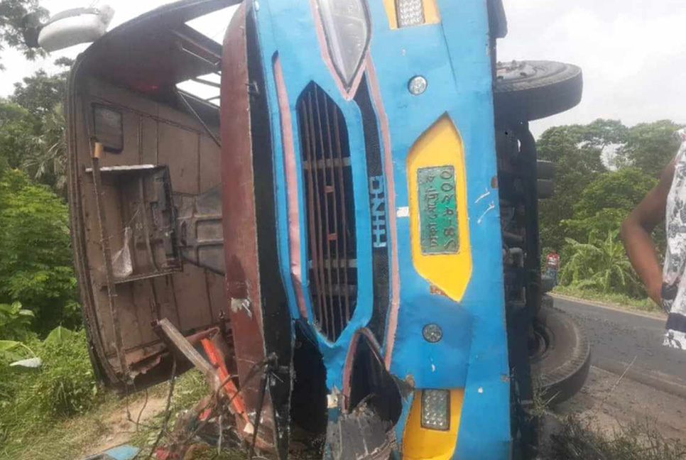 ফরিদপুরে বাস উল্টে সুপারভাইজার নিহত