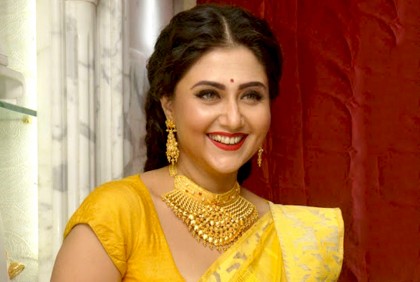 আমার মেয়ে কবে কার সঙ্গে ডেটে যায় সেটাও জানি : স্বস্তিকা