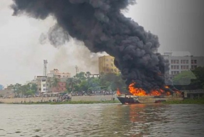 ফতুল্লায় তেলবাহী ট্রলারে আগুন