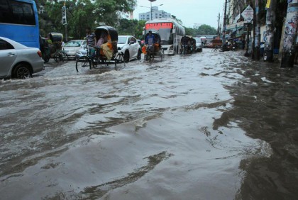 পানিতে ডুবেছে ঢাকার অলিগলি, ভোগান্তিতে মানুষ

