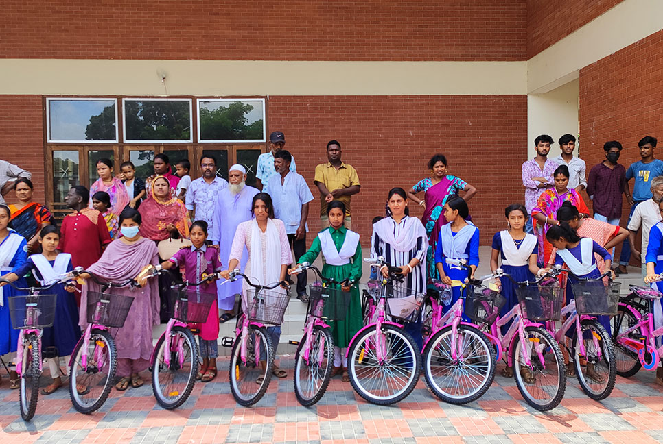 সিরাজগঞ্জে ক্ষুদ্র নৃ-গোষ্ঠী শিক্ষার্থীদের মাঝে সাইকেল বিতরণ