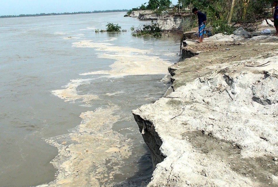 যমুনায় পানি কমছে, বাড়ছে ভাঙন
