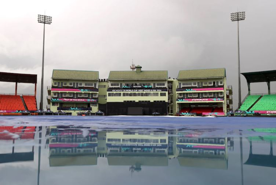 বৃষ্টির কারণে বিলম্বে টস, ম্যাচ পরিত্যক্ত হলে ফাইনালে যাবে ভারত

