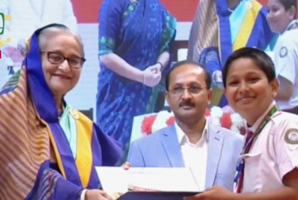 জাতীয় প্রাথমিক শিক্ষা পদক তুলে দিলেন প্রধানমন্ত্রী