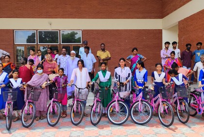 সিরাজগঞ্জে ক্ষুদ্র নৃ-গোষ্ঠী শিক্ষার্থীদের মাঝে সাইকেল বিতরণ