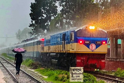 গাজীপুরে ট্রেনের ইঞ্জিন বিকল, উত্তরবঙ্গের সঙ্গে রেল যোগাযোগ বন্ধ