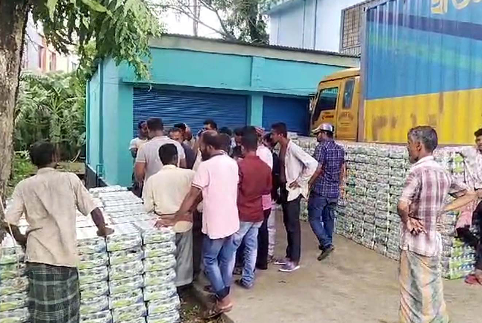 কলাপাড়ায় প্রায় ২৭ হাজার ক্যান বিয়ার জব্দ, গ্রেফতার ৩