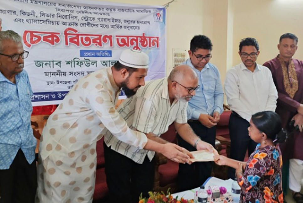 কুলাউড়ায় ১১৩ উপকারভোগীর মাঝে টাকার চেক বিতরণ