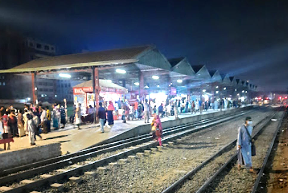 ট্রেনের দরজায় বসে দুই পা কাটা পড়ল যুবকের