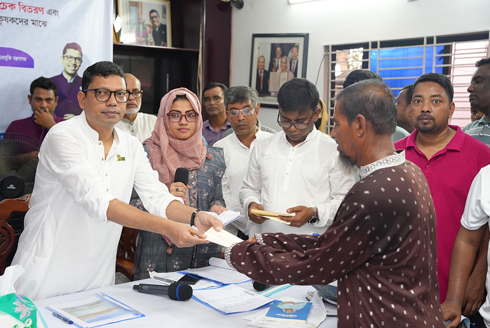 সিংড়ায় রোগে আক্রান্ত ব্যক্তিদের আর্থিক সহায়তা ও কৃষি প্রণোদনা বিতরণ