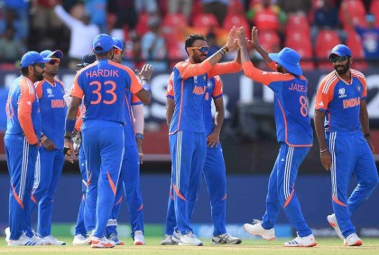 ইংল্যান্ডকে বিদায় করে ফাইনালে ভারত