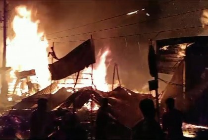 বাগেরহাটে আগুনে পুড়ে ছাই ২০ দোকান