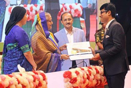 প্রাথমিক শিক্ষা পদক-২০২৩ পেলেন মাগুরার জেলা প্রশাসক 

