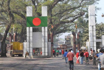 বেনাপোল বন্দর থেকে খালাস হয়নি পচনশীল পণ্য, কাস্টমস গেটে বিক্ষোভ