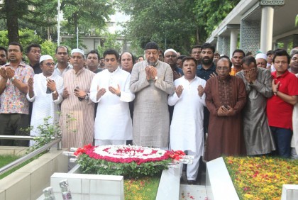 শেখ আছিয়া বেগমের মৃত্যুবার্ষিকীতে বনানী কবরস্থানে যুবলীগের শ্রদ্ধা নিবেদন

