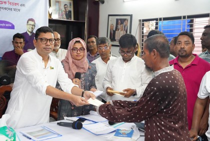 সিংড়ায় রোগে আক্রান্ত ব্যক্তিদের আর্থিক সহায়তা ও কৃষি প্রণোদনা বিতরণ