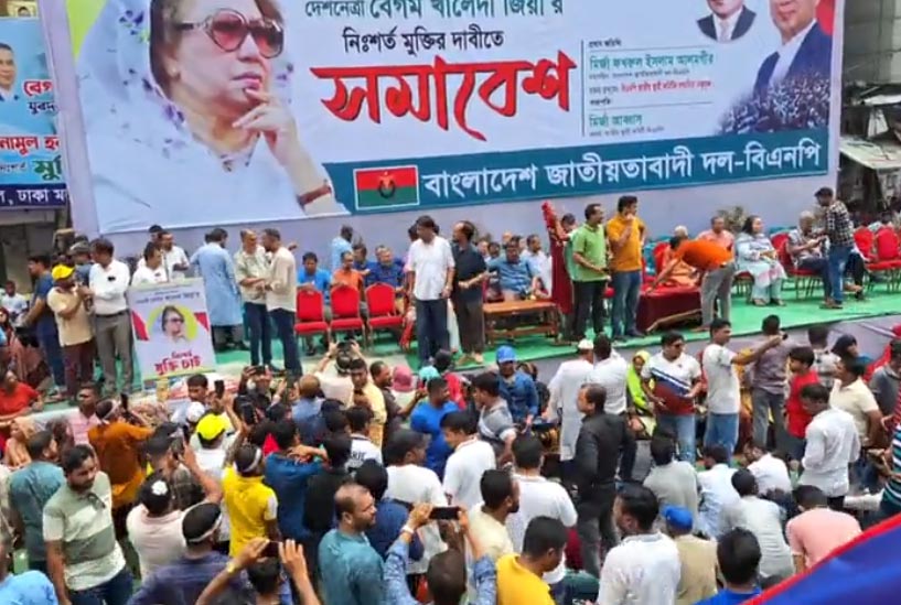 বৃষ্টি উপেক্ষা করে সমাবেশস্থলে বিএনপির নেতাকর্মীরা 